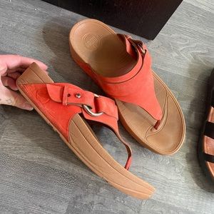 Orange flip-flop Fitflops 🩴